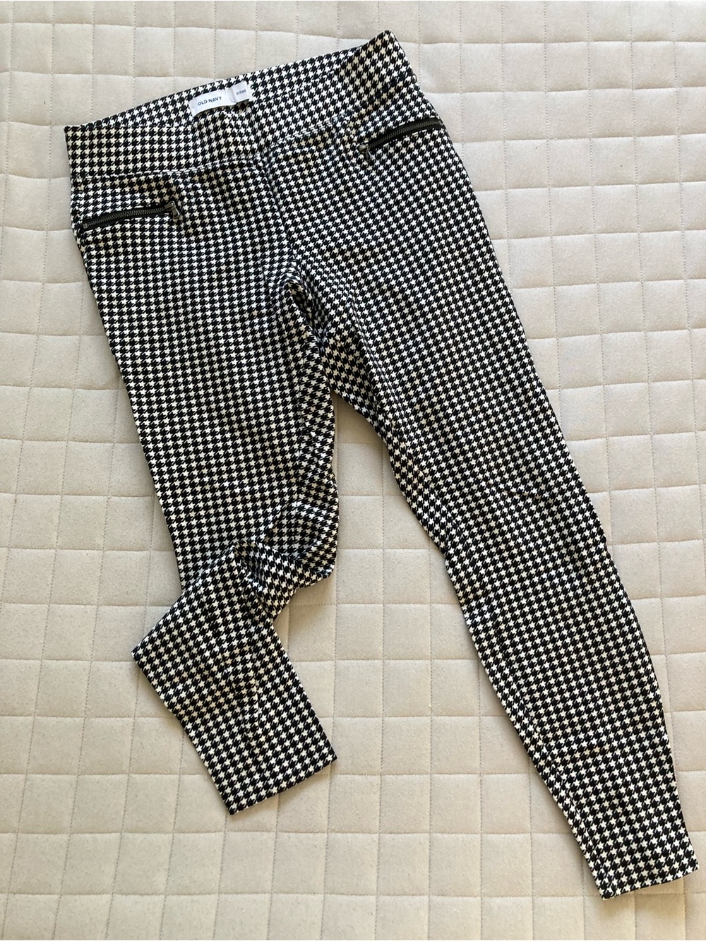 Old Navy Women’s Black & White Houndstooth Leggings